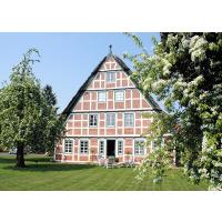 2920_8444 Bauernhaus eines Obstbauerns zwischen blühenden Obstbäumen. | 